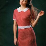Как связать крючком приталенное платье с кружевным воротничком