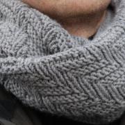 Как связать крючком мужской серый шарф снуд